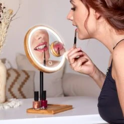 Lanaform - Bamboo Mirror - Oplaadbare Staande Spiegel ×1 · ×3 - Elegant Design Van Bamboe Met Zwarte Poedercoatingafwerking - Ledlampen Met Lange Levensduur -Cosmetica Korting Winkel 1200x1200 1995