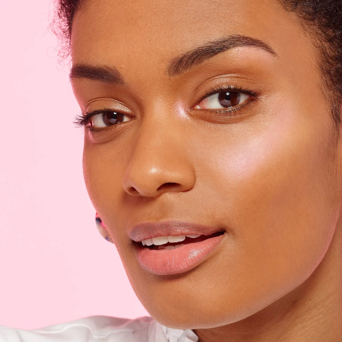 L’Oréal Paris 01 Iconoc Glow Highlighter - Poeder Highlighter - 9 Gr. 5 L’Oréal Paris 01 Iconoc Glow Highlighter - Poeder Highlighter - 9 Gr. - Afbeelding 3