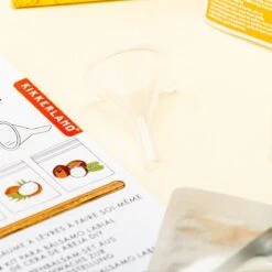 Kikkerland DIY Bijenwas Lip Balsem Kit - Maak Je Eigen Lippenbalsem - 100% Natuurlijk - Voor Twee Balsem Sticks -Cosmetica Korting Winkel 1200x1200 710