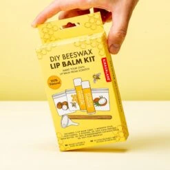 Kikkerland DIY Bijenwas Lip Balsem Kit - Maak Je Eigen Lippenbalsem - 100% Natuurlijk - Voor Twee Balsem Sticks -Cosmetica Korting Winkel 1200x1200 711