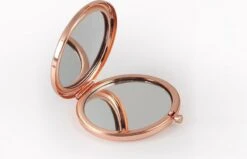 Merkloos Blossom Roségoud Make-up Spiegel | Compacte Zakspiegel Met Gepersonaliseerde Naam | Make Up Spiegel - Zakspiegel - Tas Spiegel - Hand Spiegel - Mini Spiegel - Kleine Spiegel -Cosmetica Korting Winkel 1200x771 3