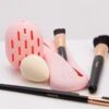 Siliconen Make Up Spons En Kwasten Houder - Roze - Make Up Tools - Make Up Organizer - Make-up Spons Houder - Make-up Kwasten Houder - Stof- En Waterbestendig - Make Up Tools Reizen - Reis Tools -Cosmetica Korting Winkel 1200x772 2