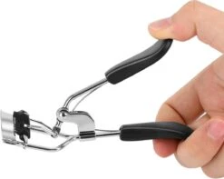 INTER-ESQUE® Wimperkruller Met Kam - Eyelash Curler + 5x Gratis Extra Siliconen Pad - Zwart/Zilver -Cosmetica Korting Winkel 1200x955 3