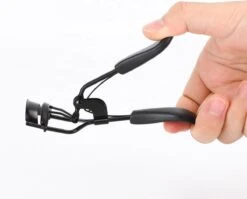 INTER-ESQUE® Wimperkruller - Eyelash Curler + 5x Gratis Extra Siliconen Pad - Zwart -Cosmetica Korting Winkel 1200x965 3