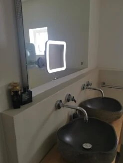 Vergroot Make Up En Scheer Spiegel Met LED Verlichting Vierkant - 10x Vegroting En Natuurlijk Licht Voor Cosmetica/Scheren/Epileren - 360° Graden Verstelbare Zuignap En Wandbevestiging -Cosmetica Korting Winkel 900x1200 46