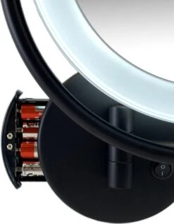 Metalen Verlichte Wand Knik Arm Make-up LED Spiegel Mat Zwart, Dubbelzijdig Verlicht, 10x Vergroting 22cm Doorsnee, Inculsief 4x AA Batterijen En Stroomkabel(USB) Badkamer Spiegel -Cosmetica Korting Winkel 936x1200 1