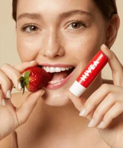Nivea - Labello Strawberry Shine Lippenbalsem - 5,5 Ml Stick - Lipbalsem - Lipbalm - Lipverzorging - Verrijkt Met Shea Boter En Bio Jojoba Olie -Cosmetica Korting Winkel 990x1200 2